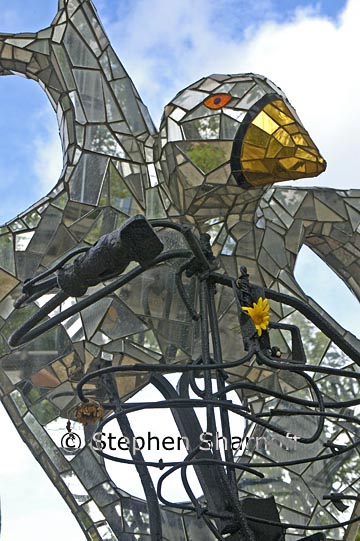 mirrored bird graphic