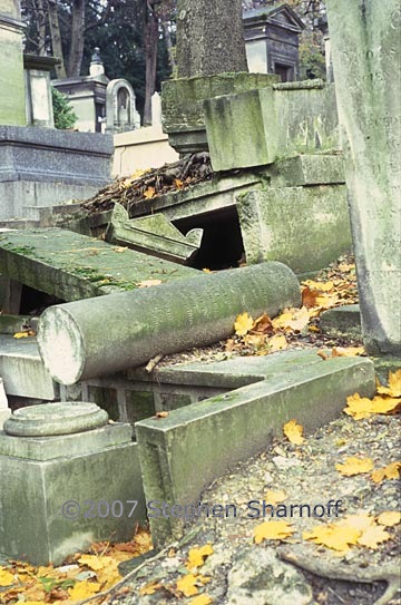 pere lachaise ruins graphic