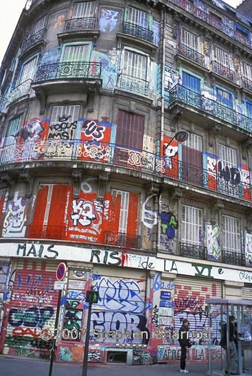 graffiti building paris graphic