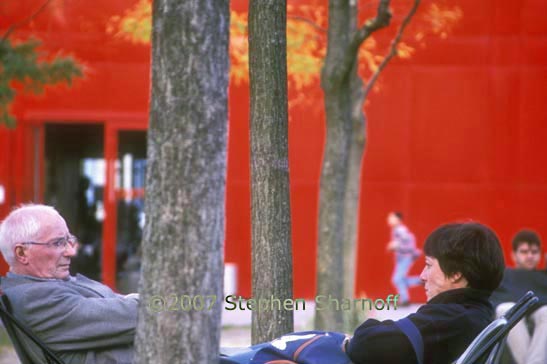 couple in parc la villete graphic