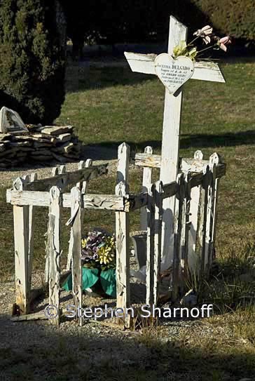 wooden grave memorial provence graphic