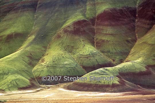 painted hills 1 graphic