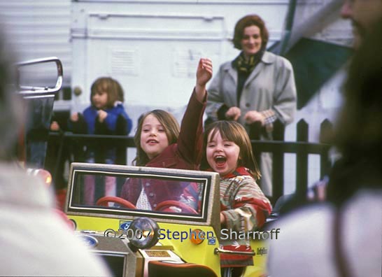 children go round graphic